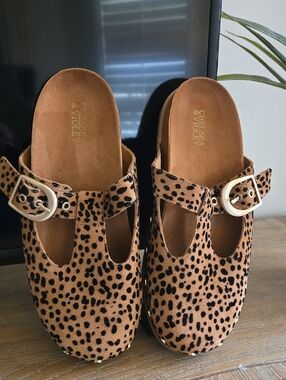 Chelsea & Violet Women's Sz 8 Tan Leopard Print Buckle Clog NWT.  Great Footbed
